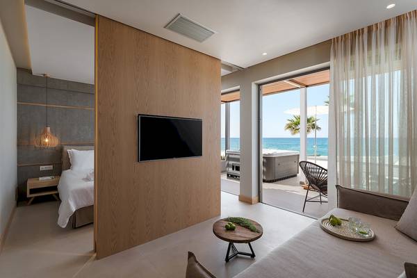 Innenansicht eines Hotelzimmers von Ikones Seafront Luxury Suites mit Blick auf das Meer.
