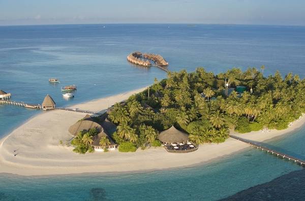Aussenansicht des Angaga Island Resort & Spa mit Wasserbungalows und Steg