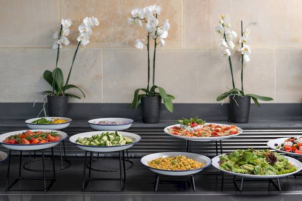 Buffet im Ikones Seafront Luxury Suites mit verschiedenen Salaten und Vorspeisen.