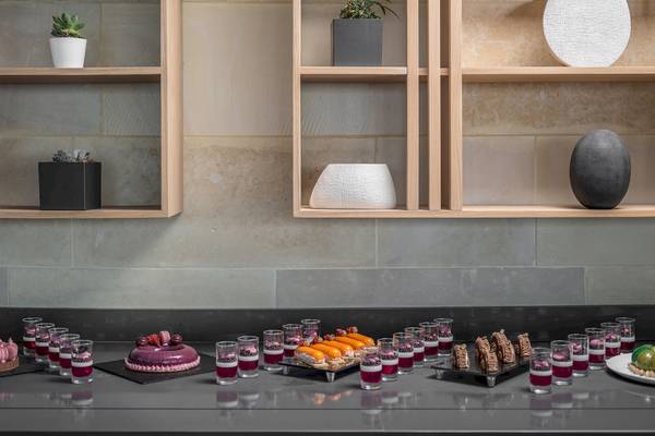 Dessert-Buffet im Ikones Seafront Luxury Suites mit verschiedenen Kuchen und Getränken.