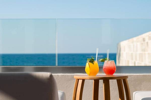 Getränke auf einem Tisch mit Blick auf das Meer in den Ikones Seafront Luxury Suites.
