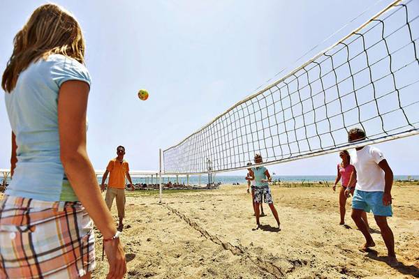 Volleyballspiel am Strand im Gaia Royal Village Hotel.