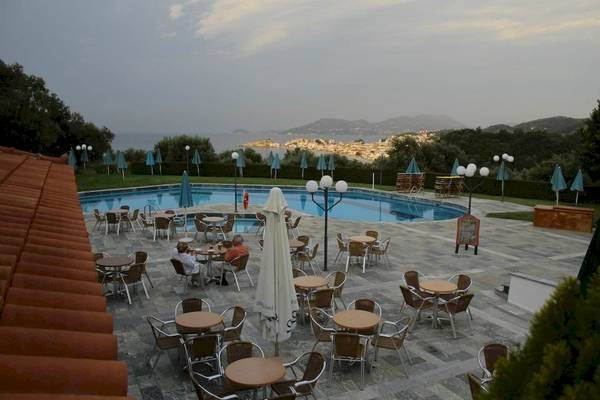 Außenterrasse des Arion Hotels Samos mit Pool und umliegenden Tischen und Stühlen