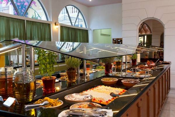 Buffet-Tisch im Arion Hotel Samos mit verschiedenen Speisen und Gerichten.