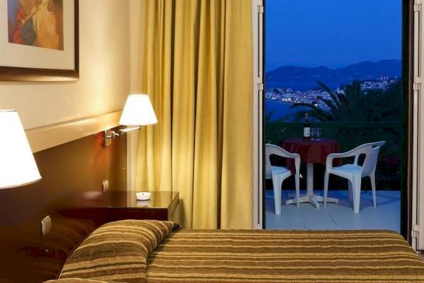 Zimmer im Arion Hotel Samos mit Balkon und Meerblick bei Nacht