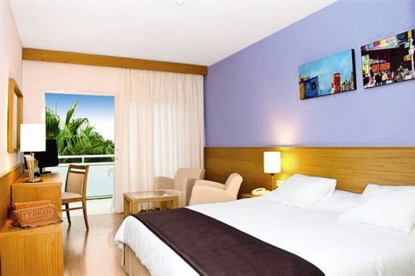 Hotelzimmer im Maspalomas Princess mit Balkon und moderner Einrichtung.