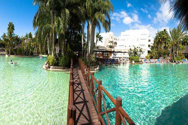 Außenpoolbereich des Maspalomas Princess Hotels mit Palmen und blauem Himmel