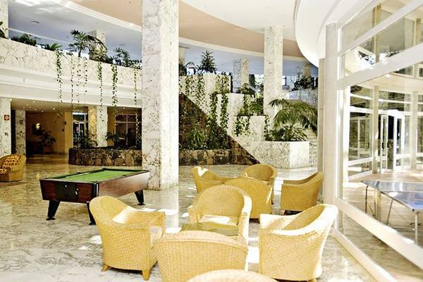 Hotellobby mit Pooltisch und Sesseln, umgeben von Pflanzen und Marmorboden, Maspalomas Princess