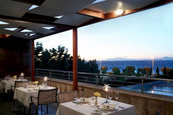 Abendessen auf der Terrasse der Elite Suites by Rhodes Bay mit Blick auf das Meer.