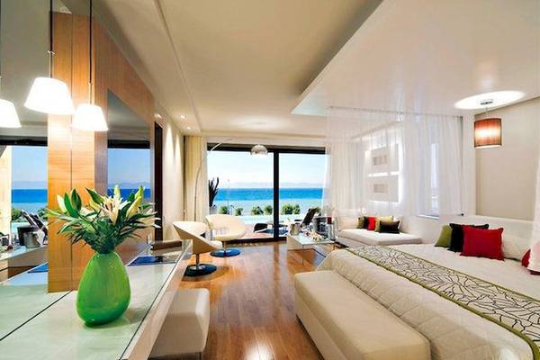 Ein elegantes Hotelzimmer in den Elite Suites by Rhodes Bay mit Blick auf das Meer.