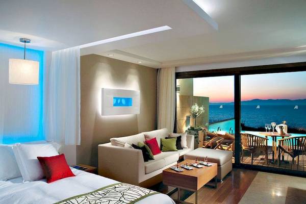 Elite Suites by Rhodes Bay Hotel Zimmer mit Blick auf den Pool und das Meer.