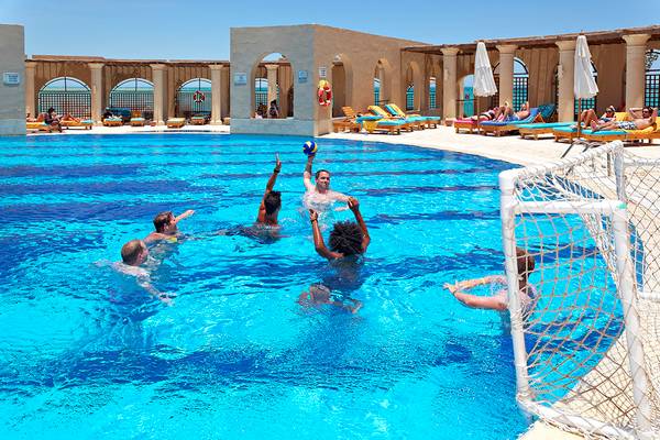 Volleyballspieler spielen im Pool des Three Corners Ocean View Hotels.