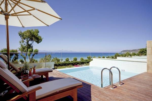 Außenpool mit Liegen und Sonnenschirm auf der Terrasse der Elite Suites by Rhodes Bay.