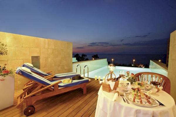 Abendessen auf der Terrasse der Elite Suites by Rhodes Bay mit Blick auf den Pool und das Meer.