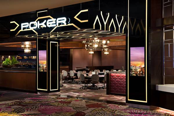 Der Pokerbereich im Mirage Hotel & Casino mit illuminiertem Vorbau und eleganten Inneneinrichtungen.