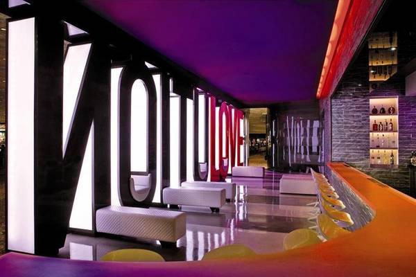 Das leuchtende Interieur des Mirage Hotel & Casino mit roten und violetten Beleuchtungselementen.