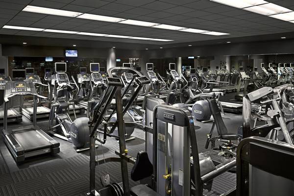 Fitnesscenter im Mirage Hotel & Casino mit vielen Laufbändern und Kraftgeräten.