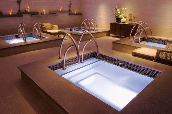 Whirlpools im Spa-Bereich des Mirage Hotel & Casino mit beleuchteten Innenräumen und Möbeln.
