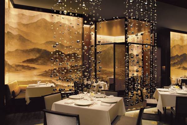 Das Speisesaal im Mirage Hotel & Casino mit hängenden Glühlampen und Panoramamalereien an den Wänden.