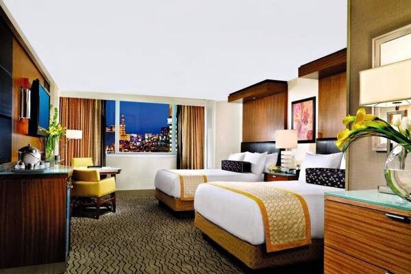 Doppelbett-Zimmer im Mirage Hotel & Casino mit Blick auf die Stadt