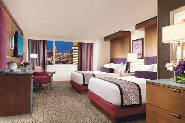 Hotelsuite im Mirage Hotel & Casino mit Blick auf die Stadt von einem großen Fenster.