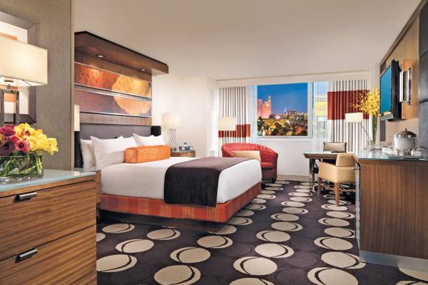 Suite im Mirage Hotel und Casino mit Bett, Wohnzimmerbereich und Stadtansicht.