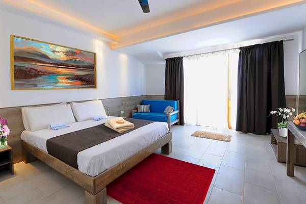 Schlafzimmer im Sobrado Hotel mit einem Bett, Sofa, Tisch und Dekoration.