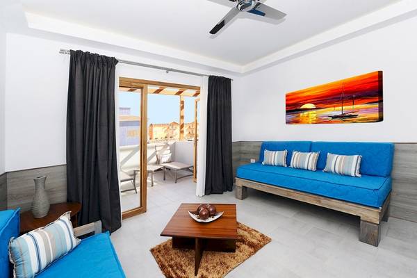 Wohnzimmer des Sobrado Hotels mit Blick auf den Balkon und Außenbereich.