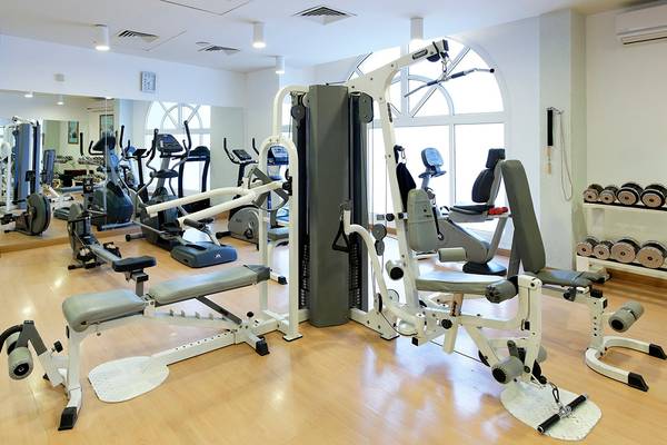 Fitnesscenter im Three Corners Ocean View Hotel mit diversen Trainingsgeräten