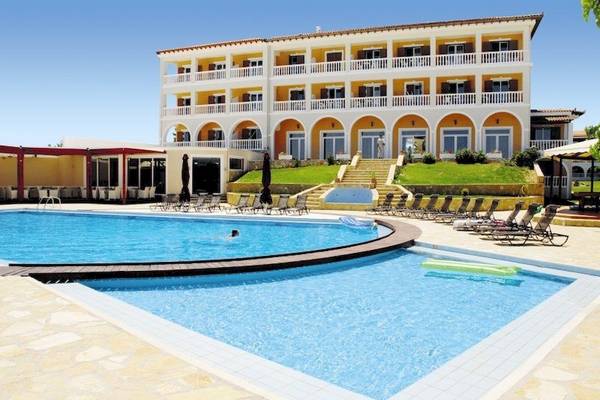 Außenpool des Tsamis Zante Spa Resorts mit Hotelgebäude im Hintergrund.