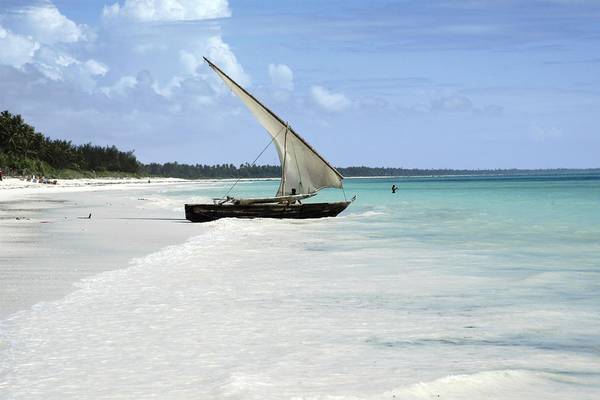 Ein Segelboot liegt am Strand des Ocean Paradise Resort & Spa.