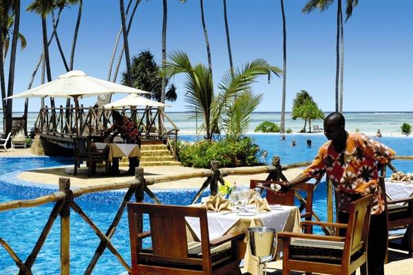 Am Pool des Ocean Paradise Resorts serviert ein Angestellter Gäste.