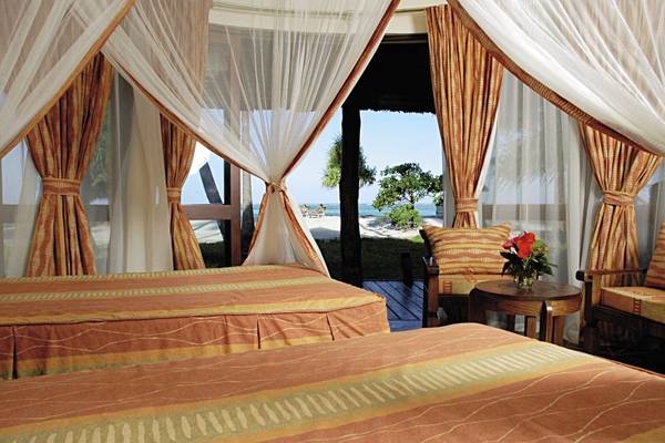 Doppelbett-Zimmer im Ocean Paradise Resort & Spa mit Blick auf das Meer.