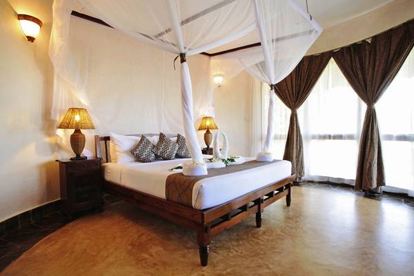 Hotelzimmer mit Doppelbett und Moskitoschutz im Ocean Paradise Resort & Spa