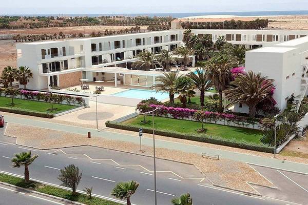 Luftaufnahme des Dunas De Sal Hotels mit Pool und Palmen