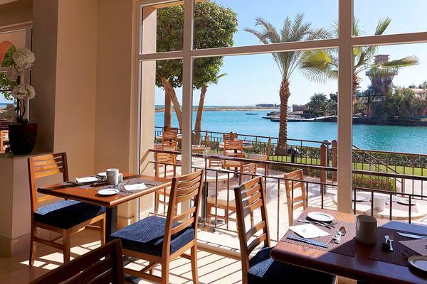 Innenansicht des Restaurants im Three Corners Ocean View Hotel mit Blick auf den Ozean