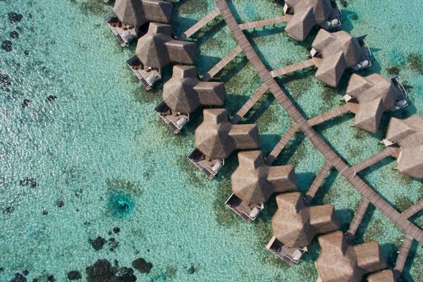 Luftaufnahme des Drift Thelu Veliga Retreat mit Wasservillen im Meer