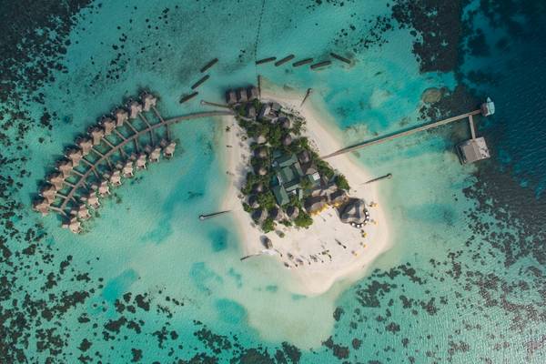 Luftaufnahme von Drift Thelu Veliga Retreat Insel mit Wasserbungalows und Steg