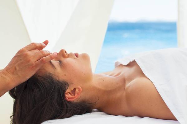 Frau erhält Gesichtsmassage im Drift Thelu Veliga Retreat