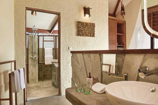 Badezimmer im Drift Thelu Veliga Retreat mit Dusche, Waschbecken und Handtüchern.