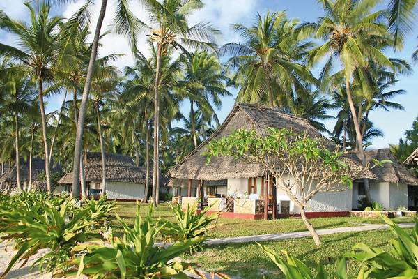 Bungalows im tropischen Stil des Karafuu Beach Resort & Spa