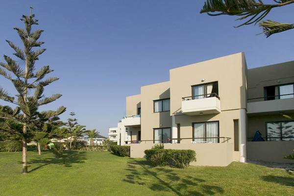 Außenansicht des D'Andrea Mare Beach Hotels mit mehreren Gebäuden, Terrassen und umgebender grüner Landschaft.
