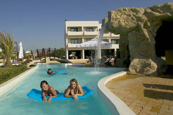 Zwei Frauen schwimmen im Poolbereich des D'Andrea Mare Beach Hotels.