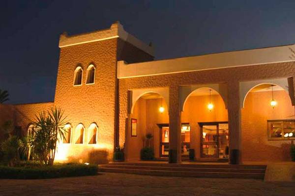 Außenansicht des Royal Decameron Issil Resorts bei Nacht mit beleuchteten Fenstern und Eingängen.