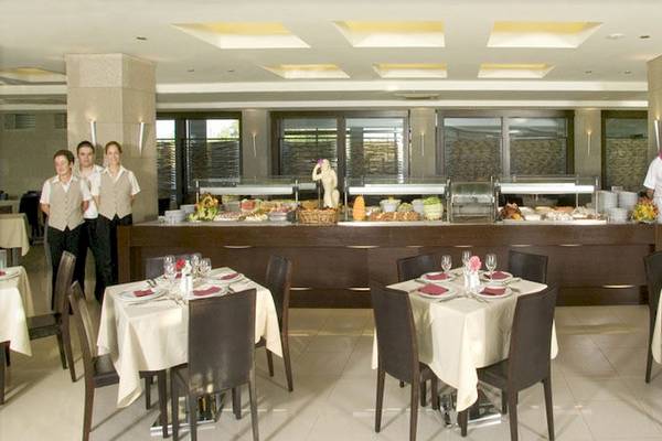 Buffetbereich im D'Andrea Mare Beach Hotel mit Angestellten und Gästen.