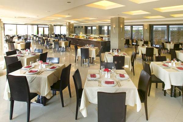 Restaurant im D'Andrea Mare Beach Hotel mit gedeckten Tischen und Stühlen.