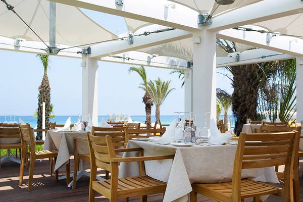 Restaurantterrasse im Sunrise Pearl Hotel & Spa mit Blick auf das Meer.