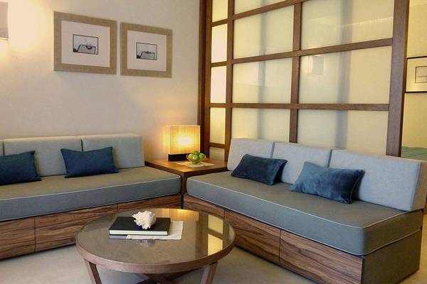 Suite-Wohnbereich mit zwei Sofas, einem Tisch und einer Lampe im Sunrise Pearl Hotel & Spa.
