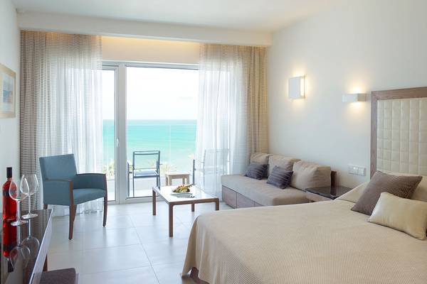 Hotelzimmer im Sunrise Pearl Hotel & Spa mit Meerblick, modernem Design und komfortabler Einrichtung.