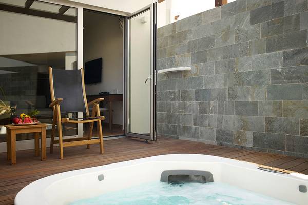 Suite mit Außenwhirlpool und Holzterrasse im Sunrise Pearl Hotel & Spa